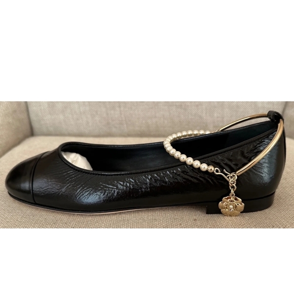 EUC CHANEL Black Glazed Calfskin Ballet Flats with Pearls/Charms Anklet Size 42 - Picture 5 of 9